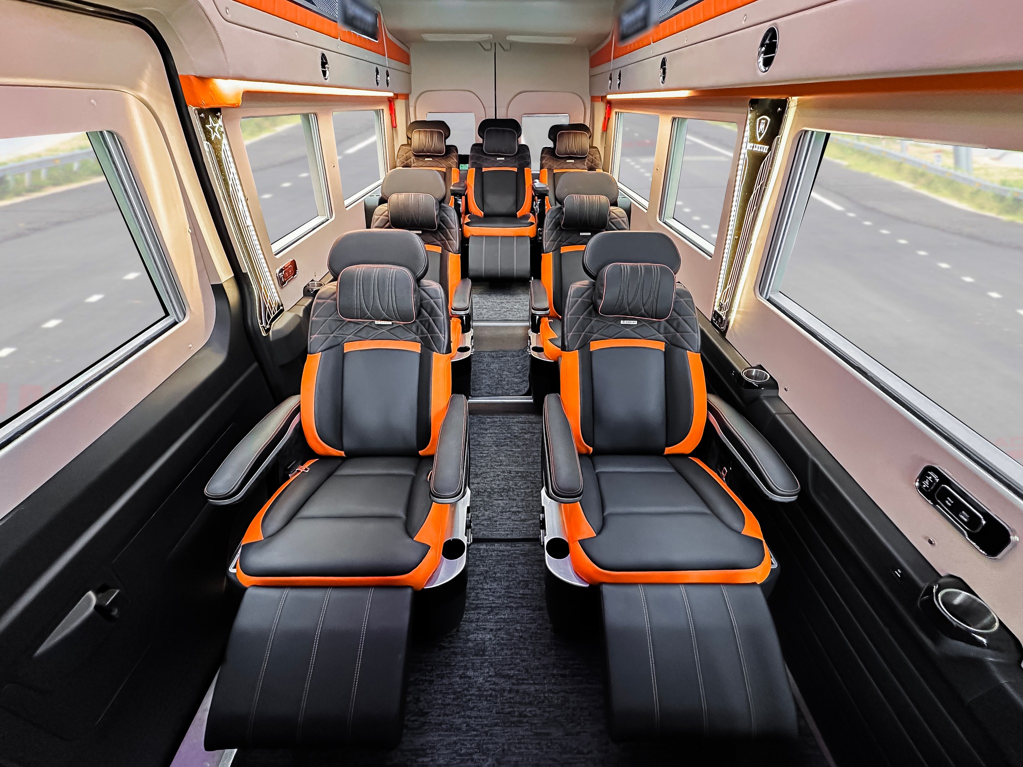 Thuê xe limousine đi sân golf BRG Legend Hill