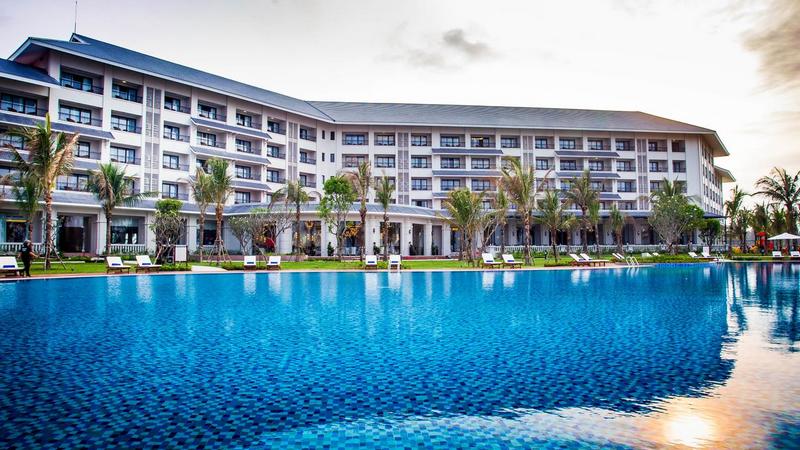 Thuê xe limousine Hà Nội đi Vinpearl Cửa Hội Beach Resort